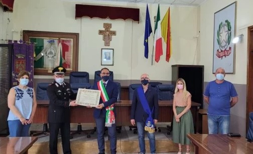Conferimento cittadinanza onoraria al milite ignoto: consegna al comandante dei Carabinieri Salvatore Baglio